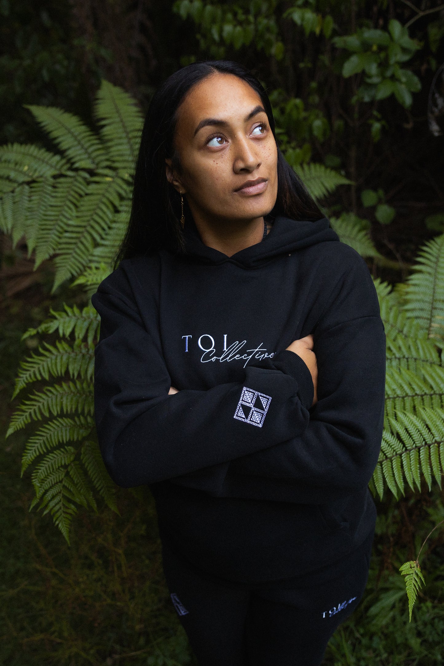 Āhuru Adults Hoodie - Black/Mangu